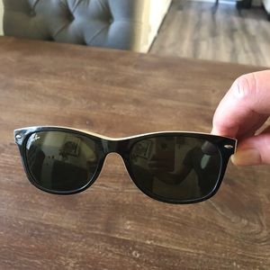 Women’s Ray-Ban Wayfarer Black/Cream with case
